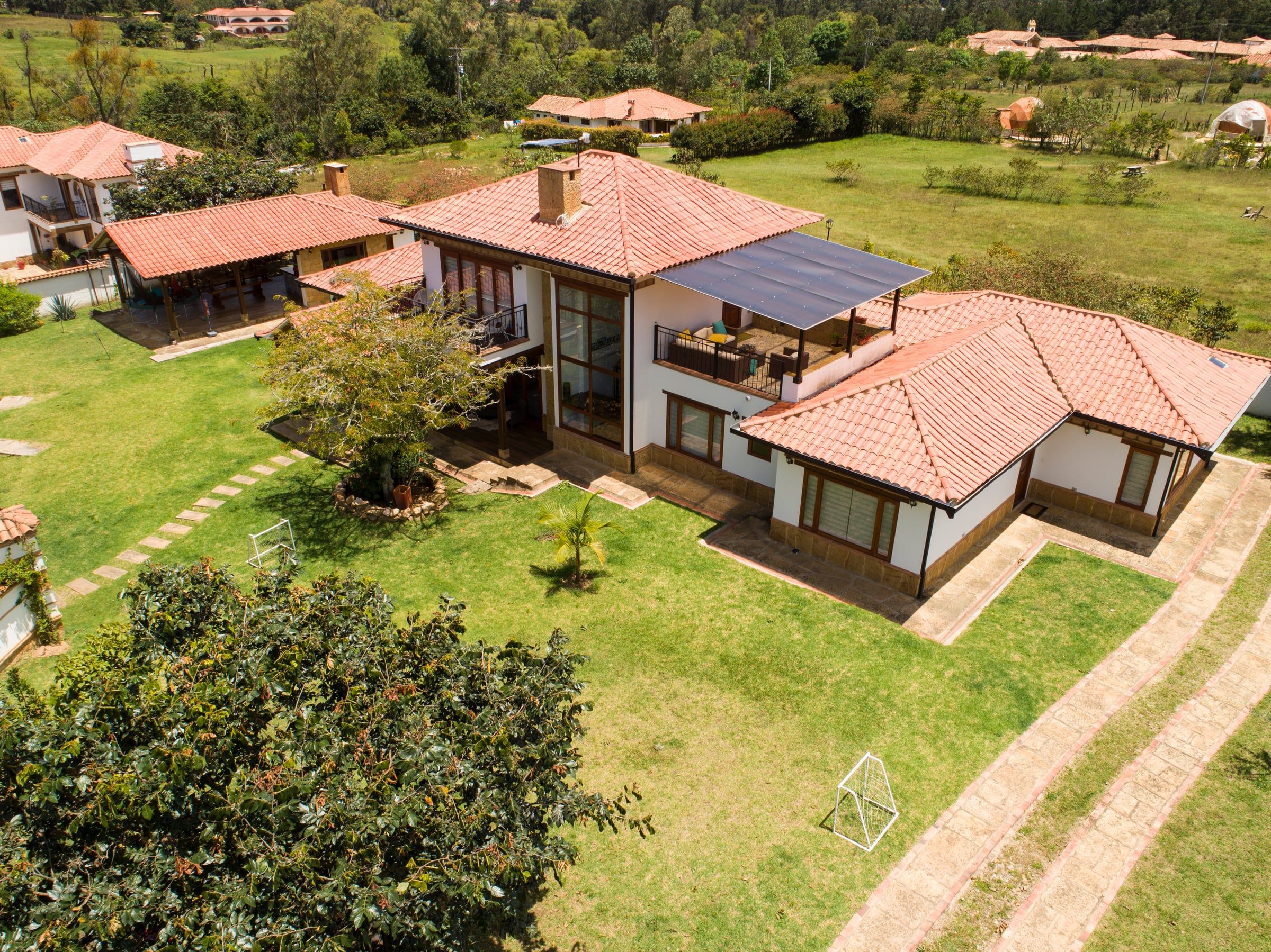 Vista aérea del conjunto de la casa en el paisaje de la vereda El Roble